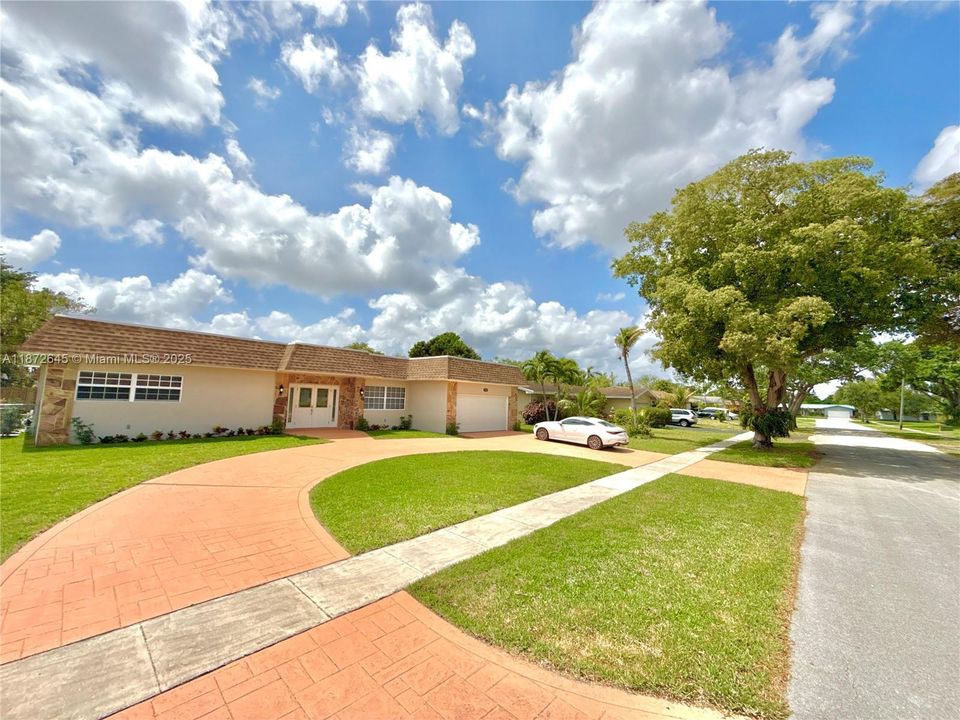Vendido Recientemente: $698,500 (3 camas, 2 baños, 1842 Pies cuadrados)