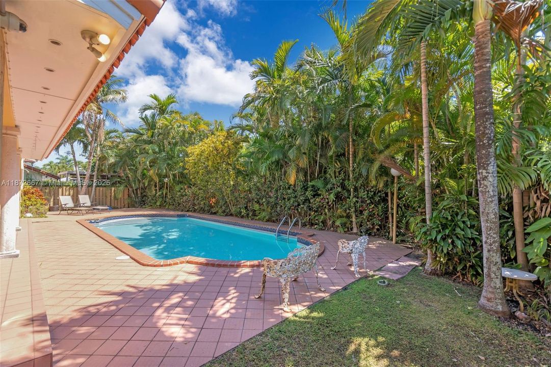 Active With Contract: $949,900 (4 beds, 3 baths, 3474 Square Feet)