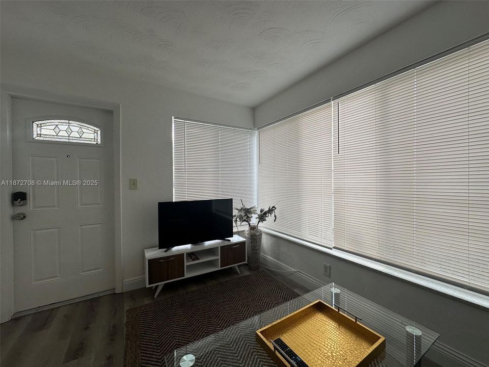 En Venta: $647,000 (0 camas, 0 baños, 1046 Pies cuadrados)