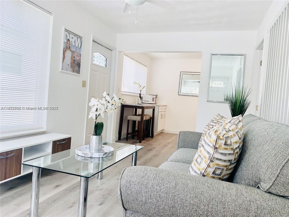 En Venta: $647,000 (0 camas, 0 baños, 1046 Pies cuadrados)