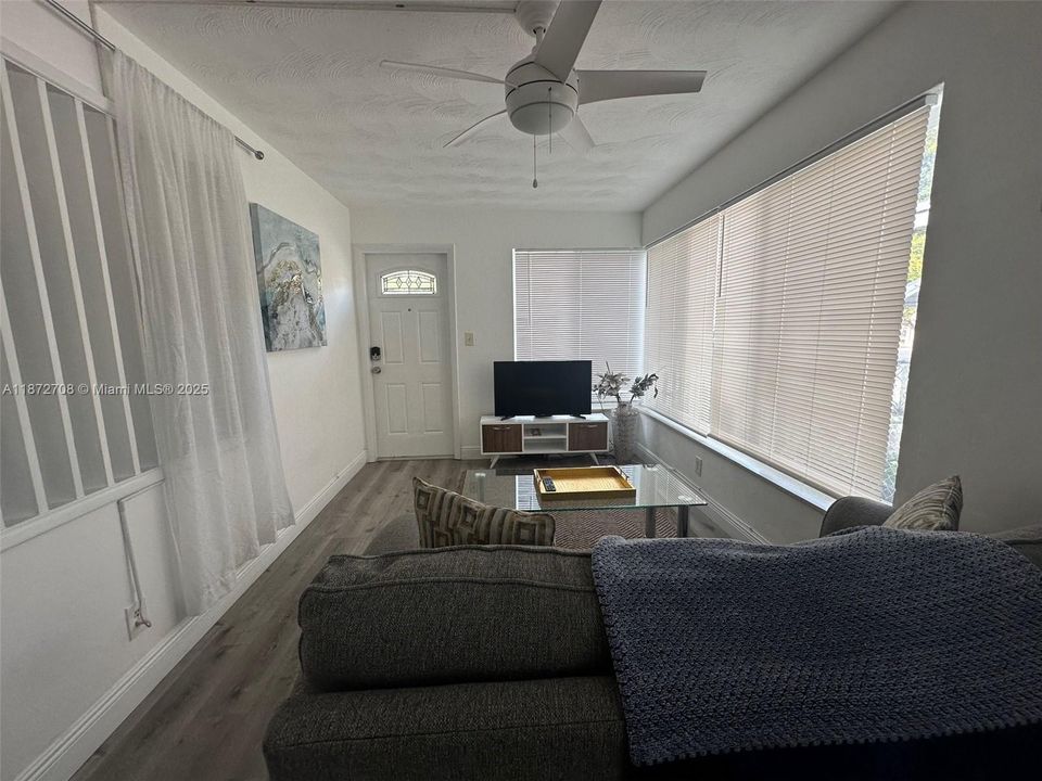 En Venta: $647,000 (0 camas, 0 baños, 1046 Pies cuadrados)