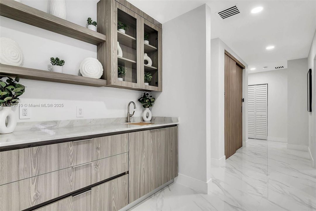 На продажу: $3,199,000 (5 спален, 4 ванн, 4568 Квадратных фут)