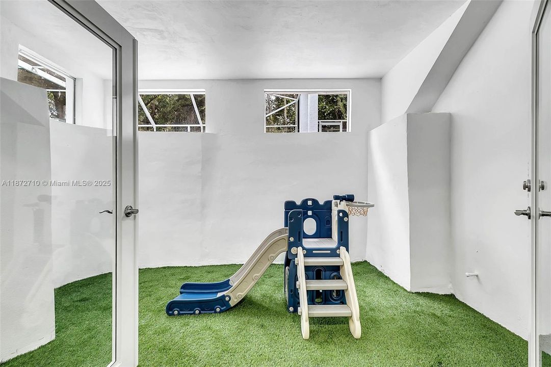 На продажу: $3,199,000 (5 спален, 4 ванн, 4568 Квадратных фут)