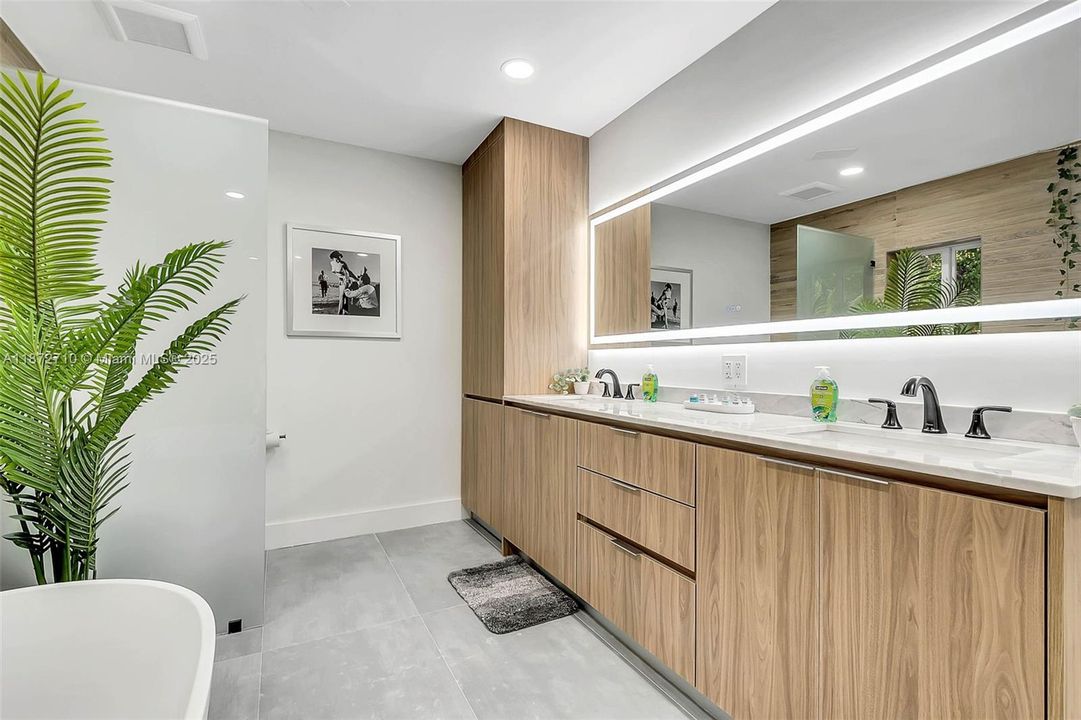 На продажу: $3,199,000 (5 спален, 4 ванн, 4568 Квадратных фут)