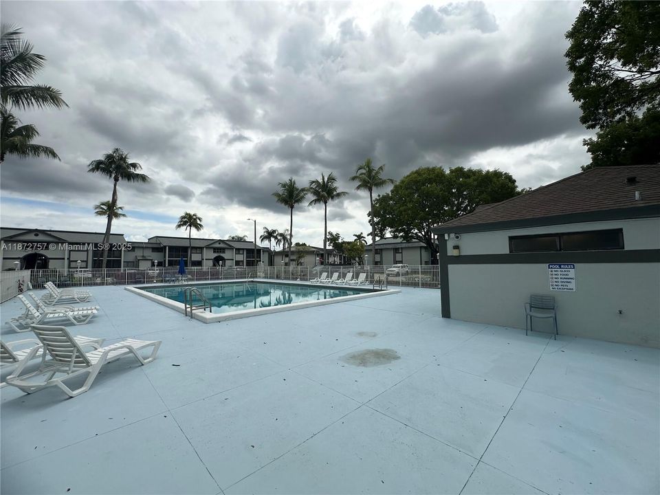 Active With Contract: $210,000 (2 beds, 2 baths, 917 Square Feet)