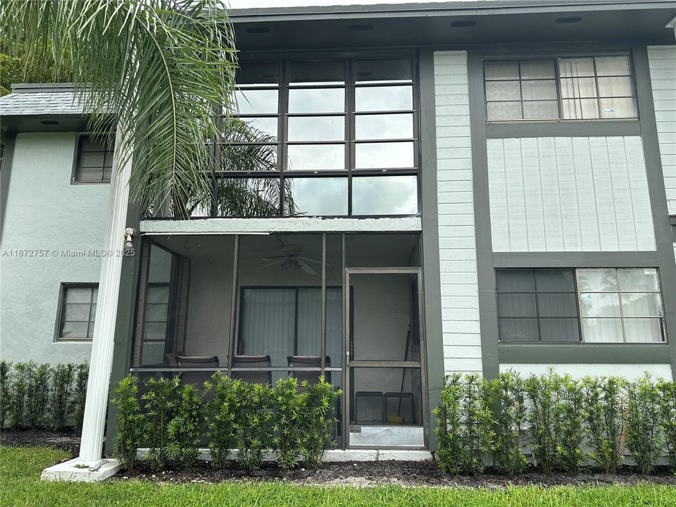 Active With Contract: $210,000 (2 beds, 2 baths, 917 Square Feet)