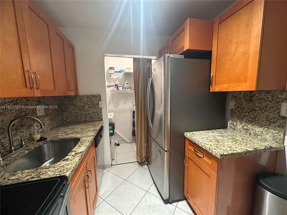 Active With Contract: $210,000 (2 beds, 2 baths, 917 Square Feet)