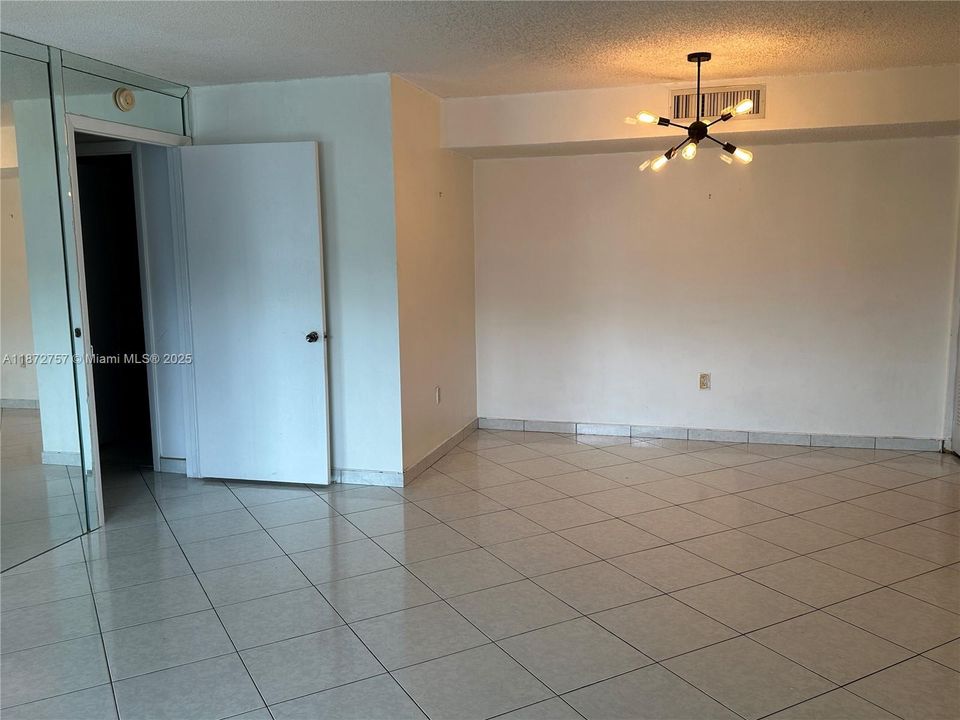 Active With Contract: $210,000 (2 beds, 2 baths, 917 Square Feet)