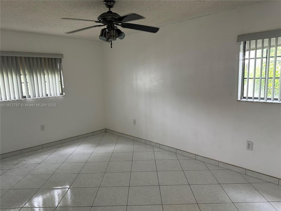 Active With Contract: $210,000 (2 beds, 2 baths, 917 Square Feet)