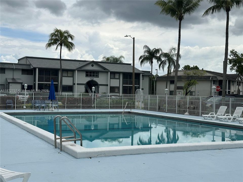 Active With Contract: $210,000 (2 beds, 2 baths, 917 Square Feet)