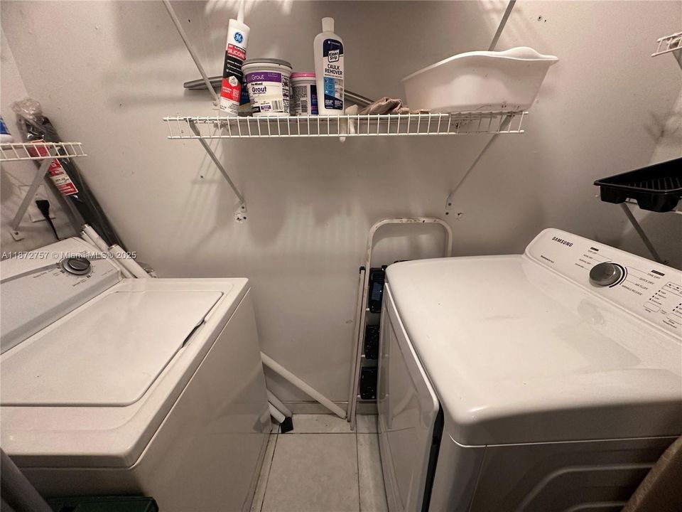 Active With Contract: $210,000 (2 beds, 2 baths, 917 Square Feet)