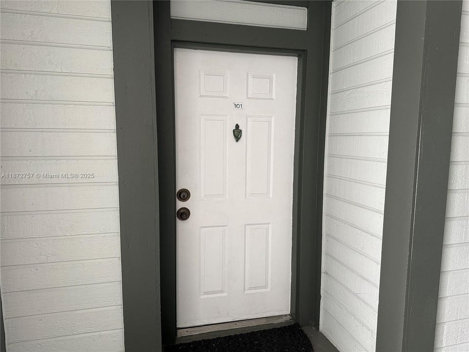 Active With Contract: $210,000 (2 beds, 2 baths, 917 Square Feet)