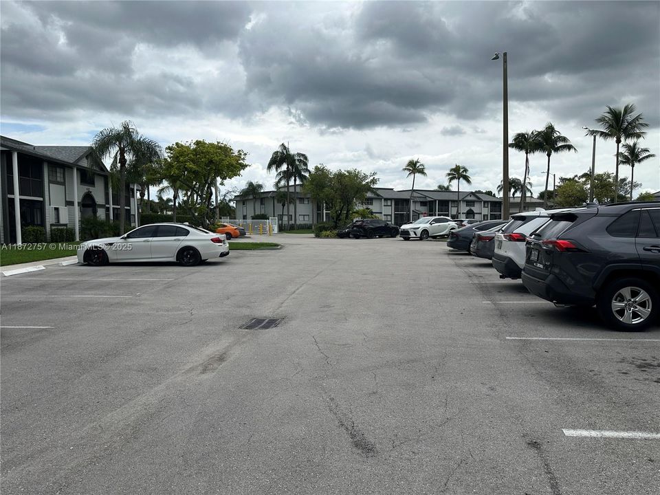 Active With Contract: $210,000 (2 beds, 2 baths, 917 Square Feet)