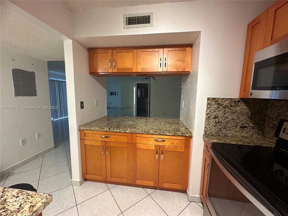 Active With Contract: $210,000 (2 beds, 2 baths, 917 Square Feet)