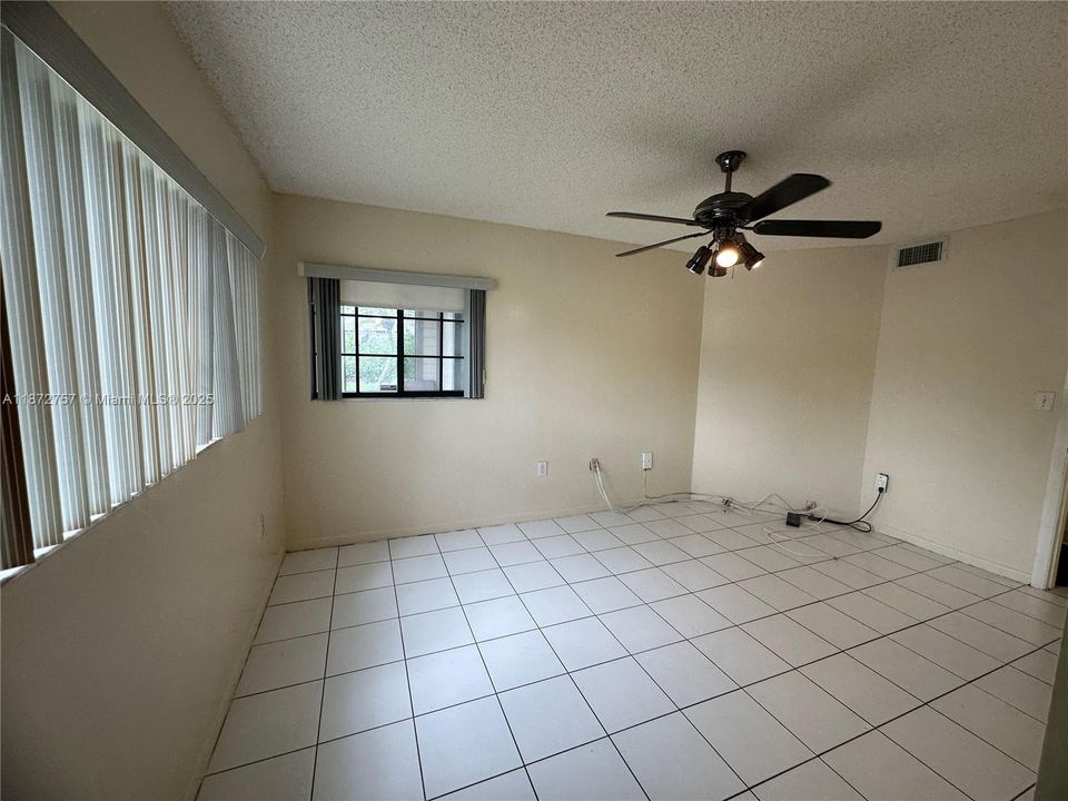 Active With Contract: $210,000 (2 beds, 2 baths, 917 Square Feet)