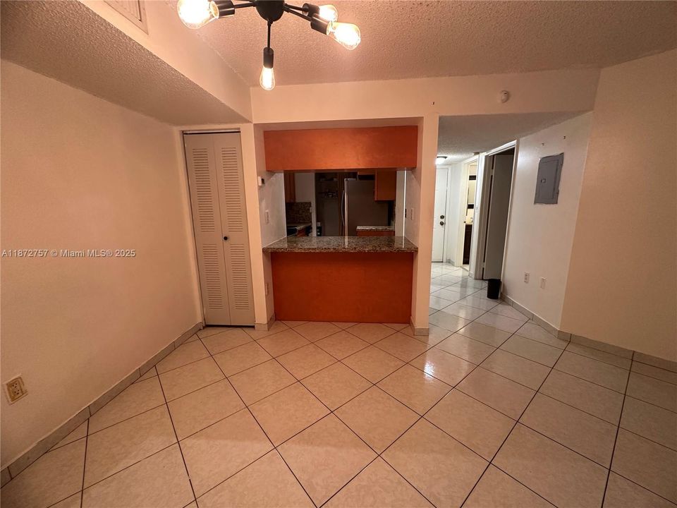 Active With Contract: $210,000 (2 beds, 2 baths, 917 Square Feet)