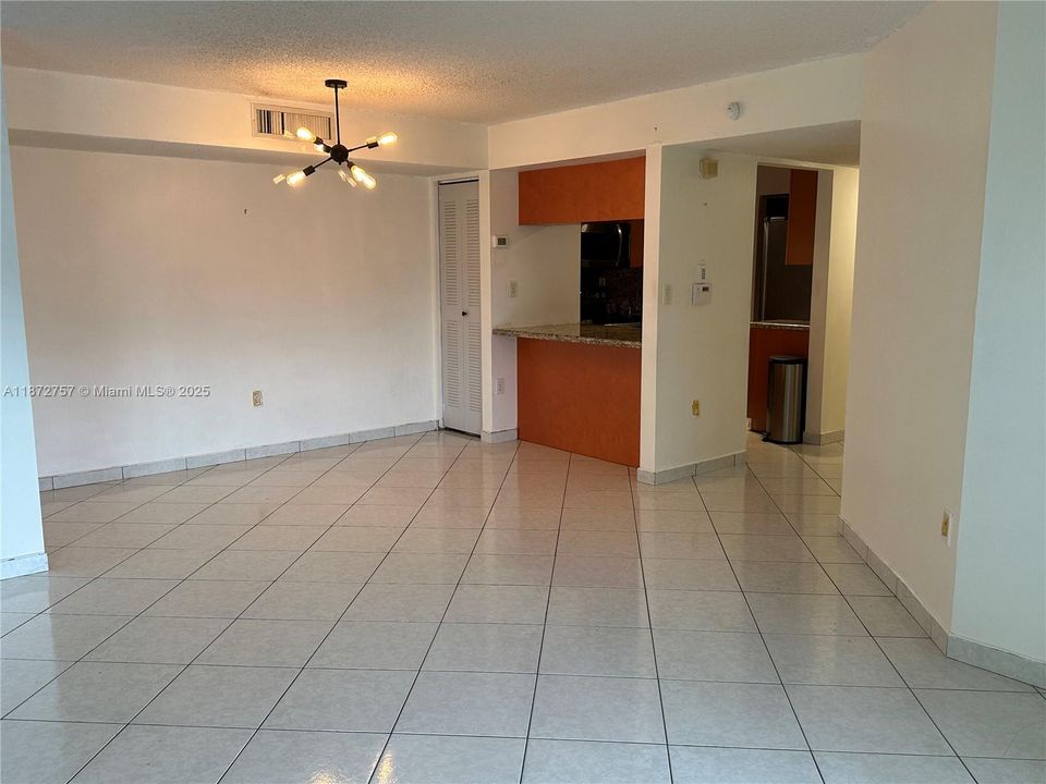 Active With Contract: $210,000 (2 beds, 2 baths, 917 Square Feet)