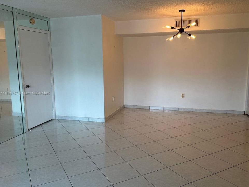 Active With Contract: $210,000 (2 beds, 2 baths, 917 Square Feet)