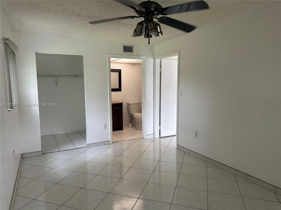 Active With Contract: $210,000 (2 beds, 2 baths, 917 Square Feet)