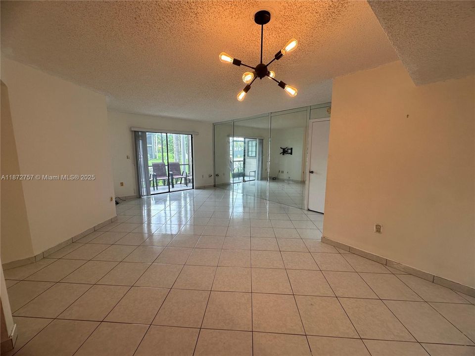 Active With Contract: $210,000 (2 beds, 2 baths, 917 Square Feet)