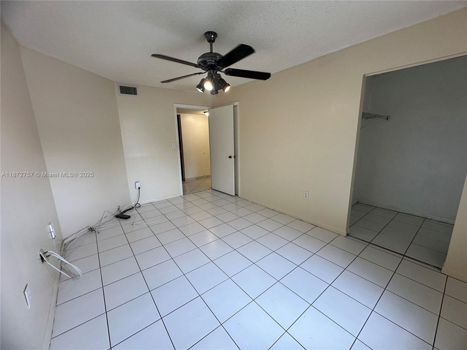 Active With Contract: $210,000 (2 beds, 2 baths, 917 Square Feet)