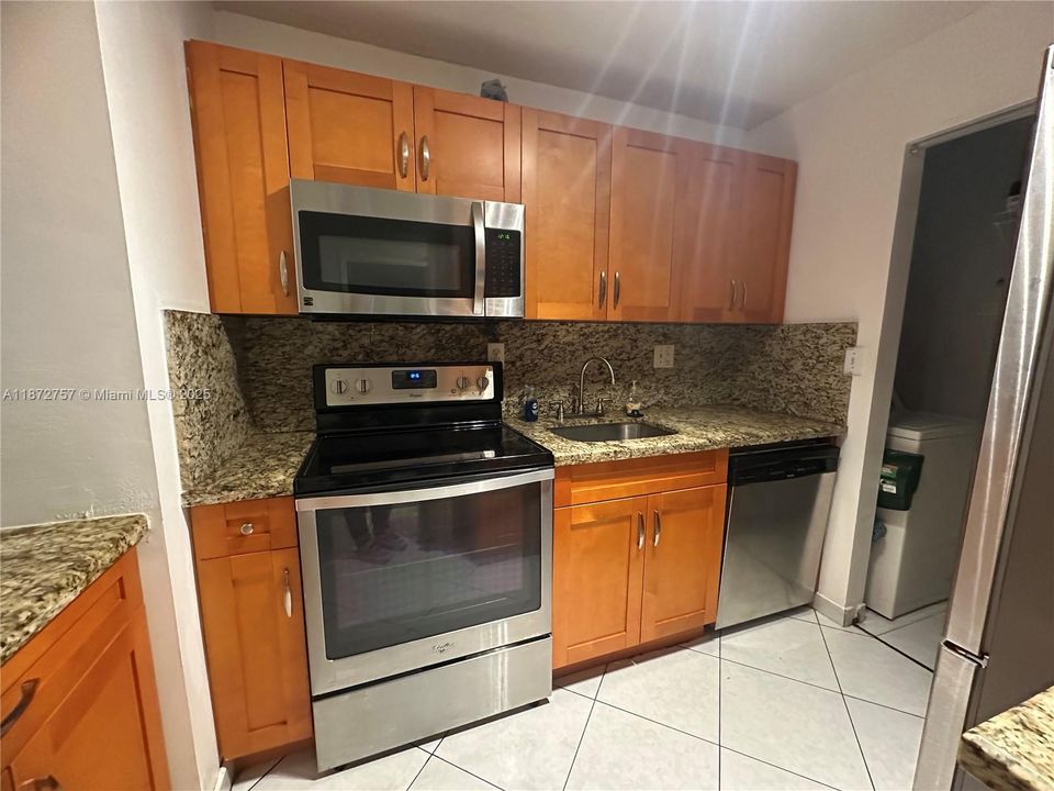 Active With Contract: $210,000 (2 beds, 2 baths, 917 Square Feet)