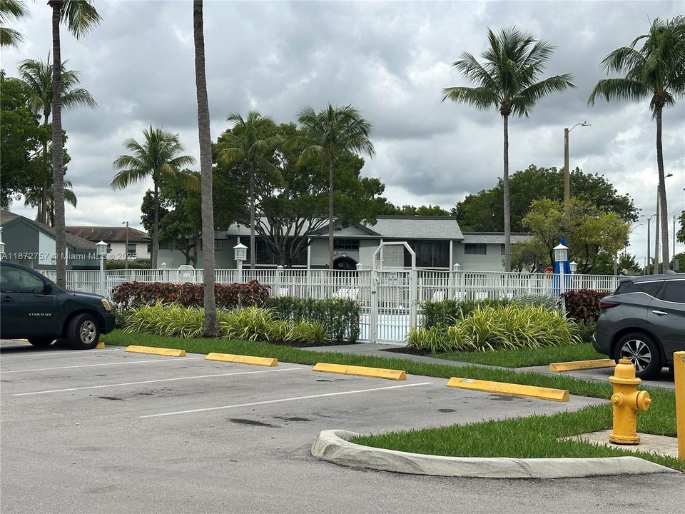 Active With Contract: $210,000 (2 beds, 2 baths, 917 Square Feet)