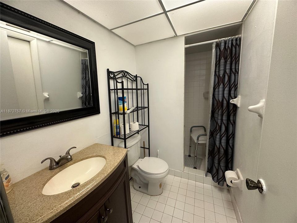 Active With Contract: $210,000 (2 beds, 2 baths, 917 Square Feet)