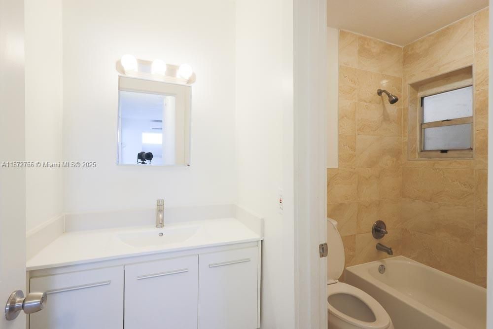 На продажу: $184,500 (2 спален, 1 ванн, 584 Квадратных фут)