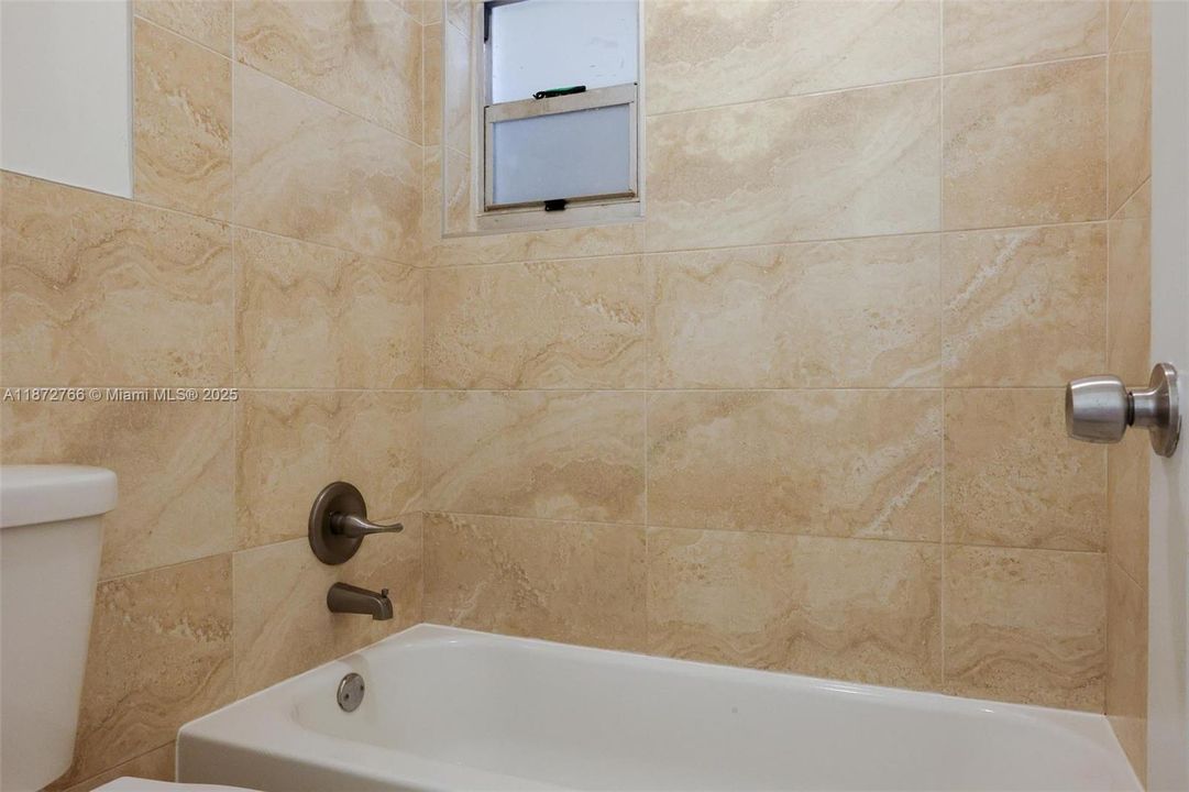 На продажу: $184,500 (2 спален, 1 ванн, 584 Квадратных фут)