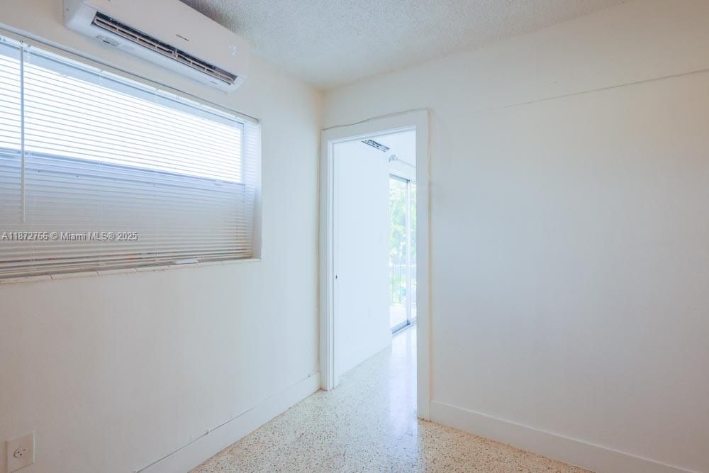 На продажу: $184,500 (2 спален, 1 ванн, 584 Квадратных фут)