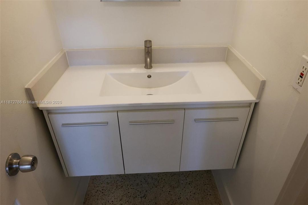 На продажу: $184,500 (2 спален, 1 ванн, 584 Квадратных фут)