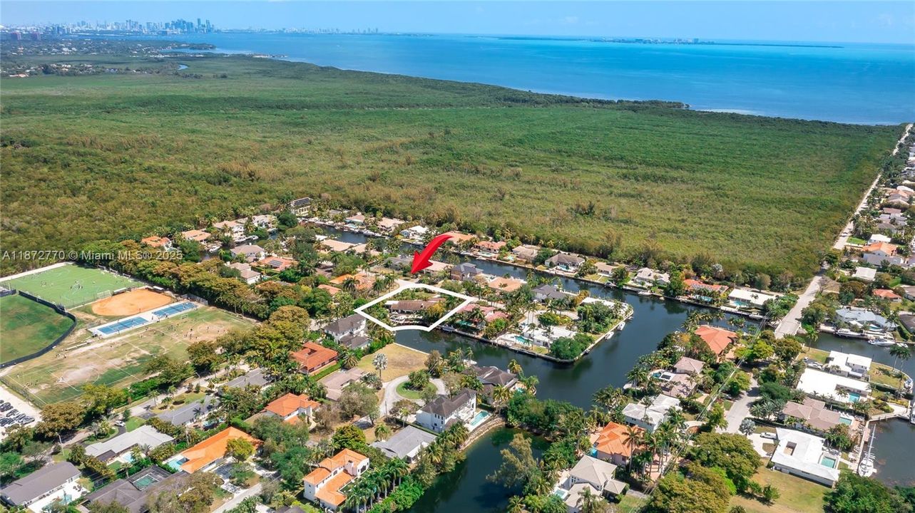 合同活跃: $3,900,000 (4 贝兹, 3 浴室, 2710 平方英尺)