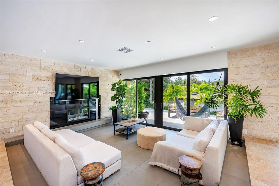 合同活跃: $3,900,000 (4 贝兹, 3 浴室, 2710 平方英尺)