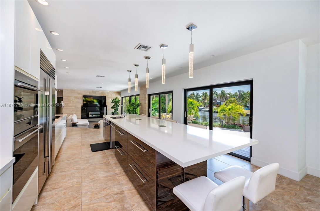 合同活跃: $3,900,000 (4 贝兹, 3 浴室, 2710 平方英尺)