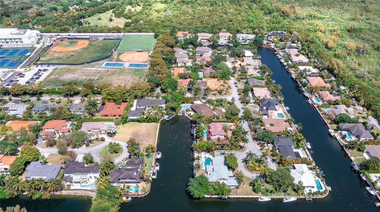 合同活跃: $3,900,000 (4 贝兹, 3 浴室, 2710 平方英尺)