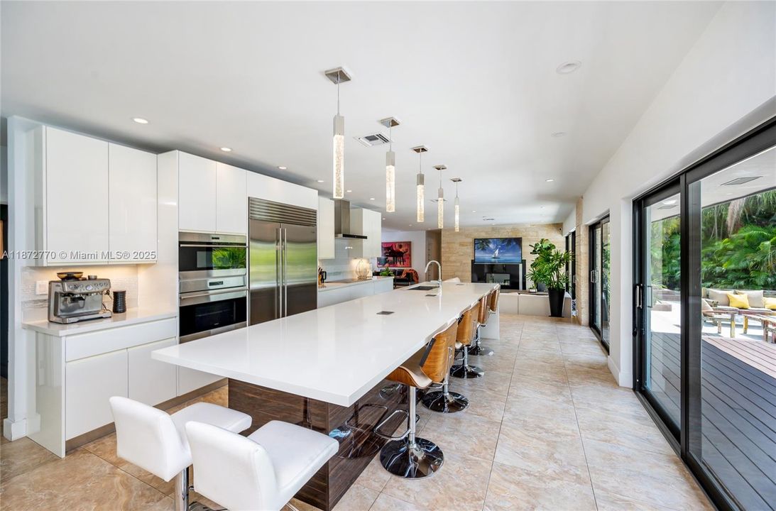 合同活跃: $3,900,000 (4 贝兹, 3 浴室, 2710 平方英尺)