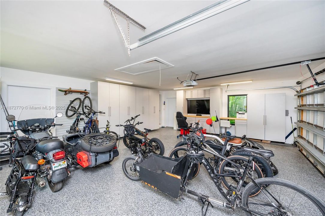 合同活跃: $3,900,000 (4 贝兹, 3 浴室, 2710 平方英尺)