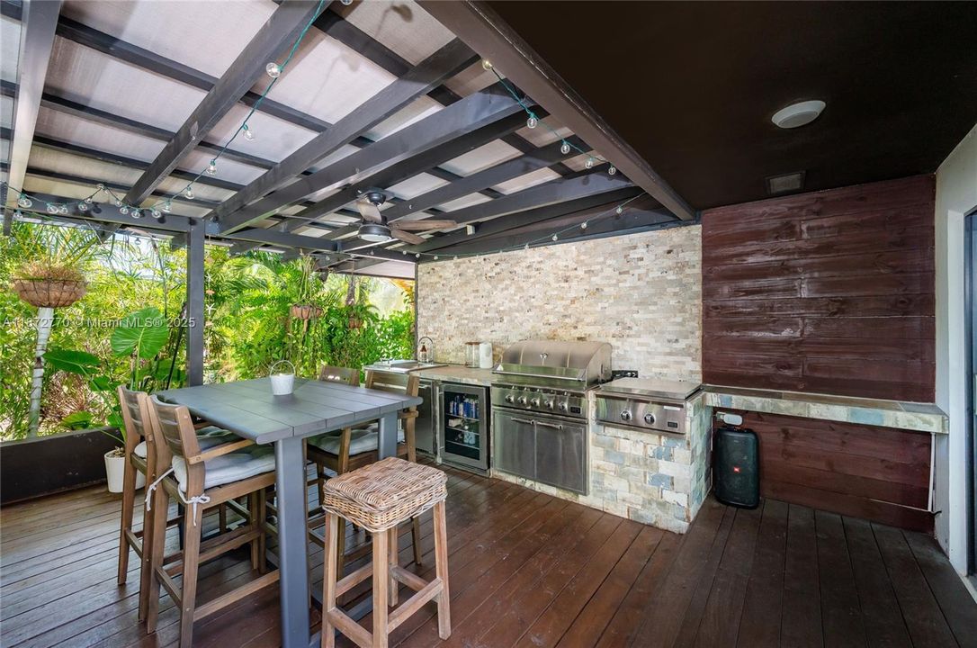 合同活跃: $3,900,000 (4 贝兹, 3 浴室, 2710 平方英尺)