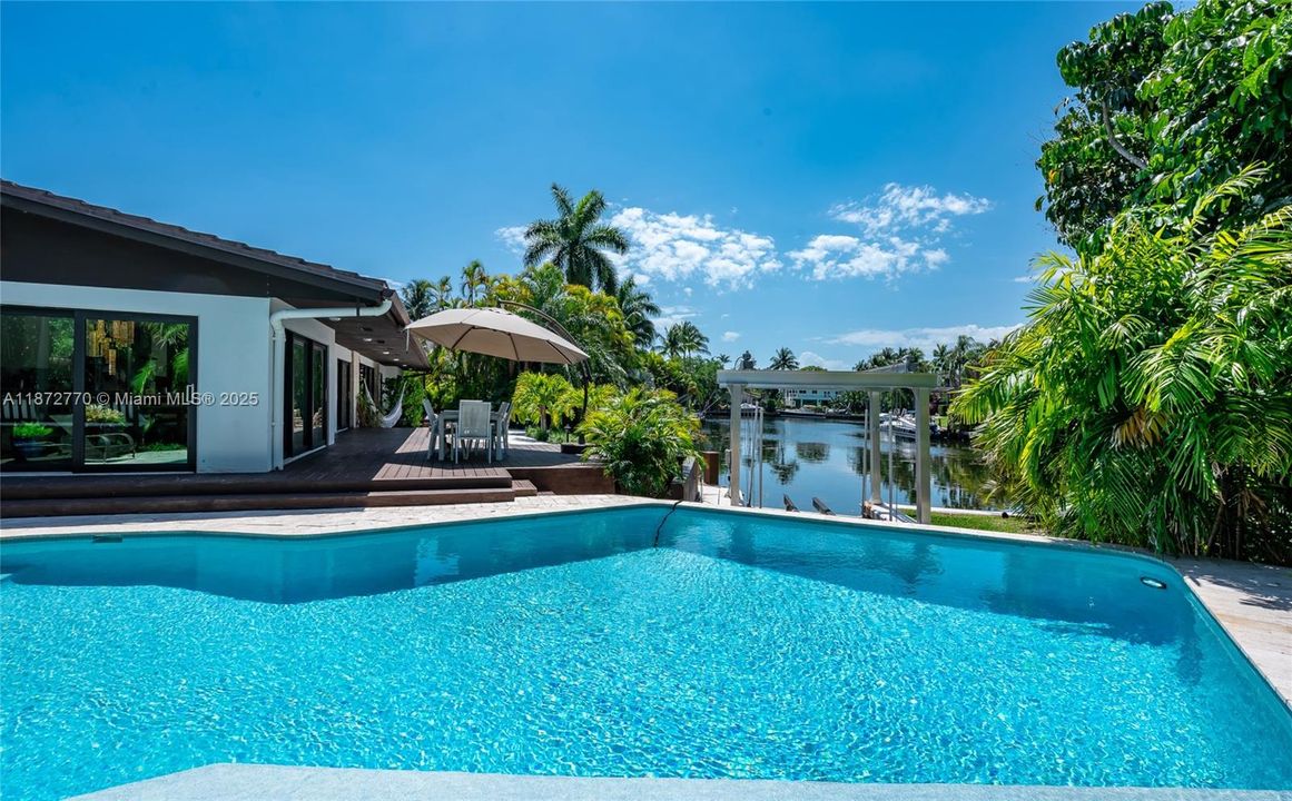 合同活跃: $3,900,000 (4 贝兹, 3 浴室, 2710 平方英尺)