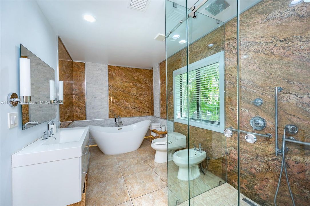 合同活跃: $3,900,000 (4 贝兹, 3 浴室, 2710 平方英尺)