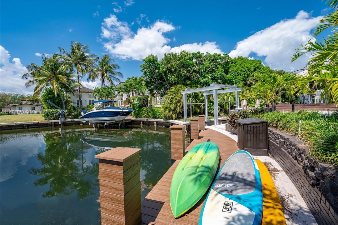 合同活跃: $3,900,000 (4 贝兹, 3 浴室, 2710 平方英尺)