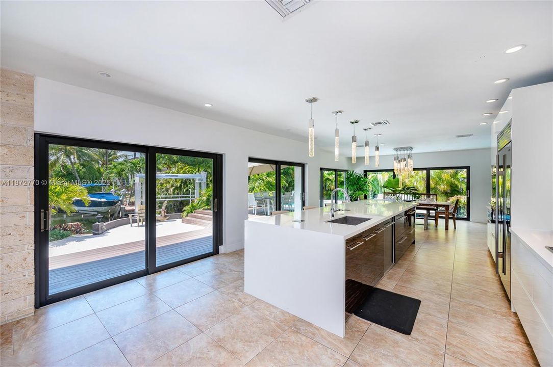 合同活跃: $3,900,000 (4 贝兹, 3 浴室, 2710 平方英尺)