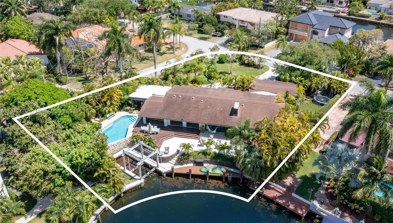 合同活跃: $3,900,000 (4 贝兹, 3 浴室, 2710 平方英尺)