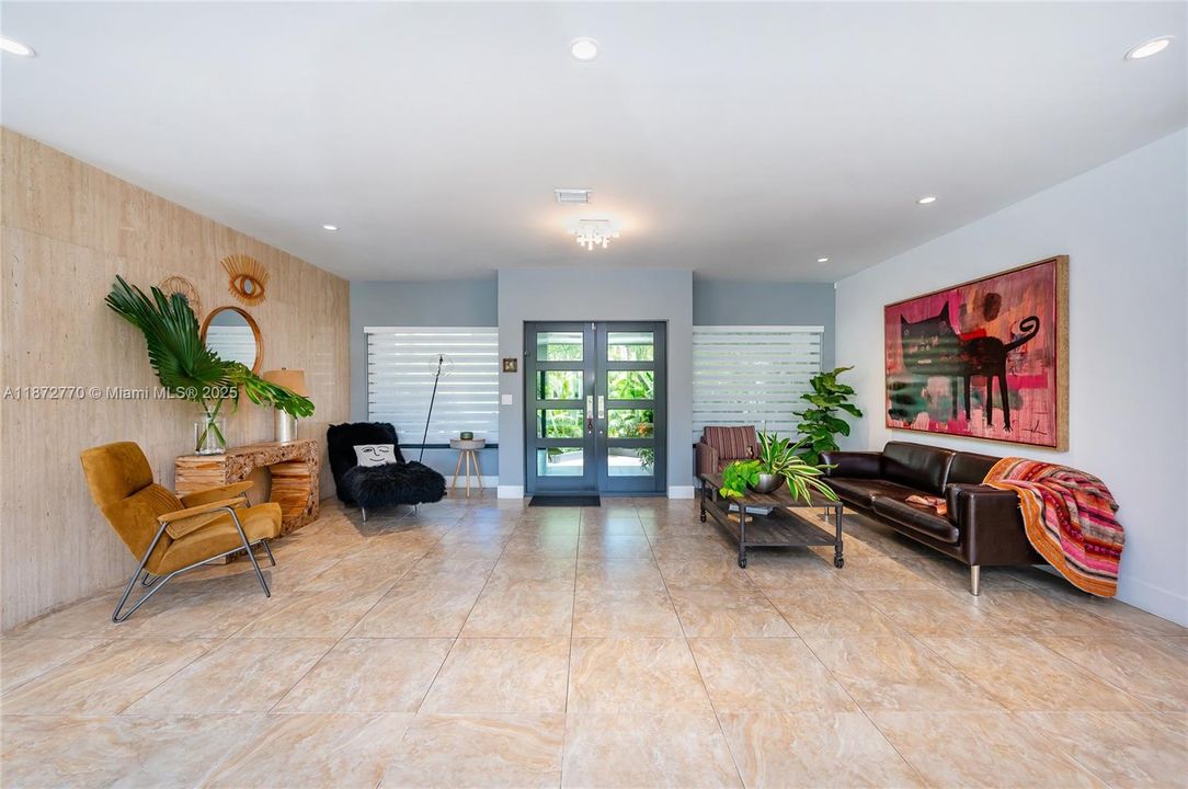 合同活跃: $3,900,000 (4 贝兹, 3 浴室, 2710 平方英尺)