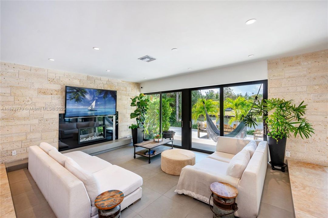 合同活跃: $3,900,000 (4 贝兹, 3 浴室, 2710 平方英尺)