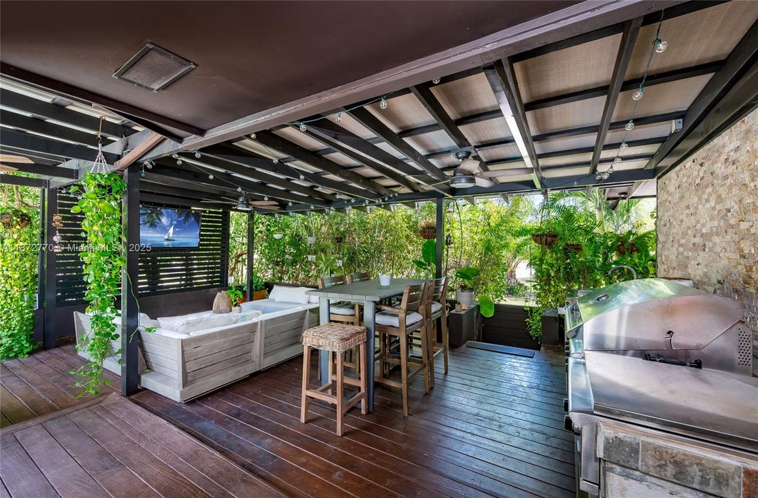 合同活跃: $3,900,000 (4 贝兹, 3 浴室, 2710 平方英尺)