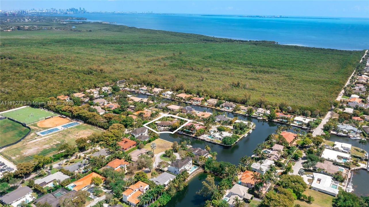 合同活跃: $3,900,000 (4 贝兹, 3 浴室, 2710 平方英尺)