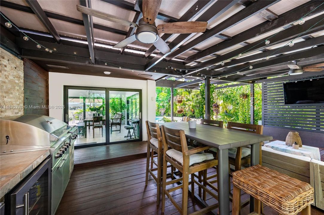 合同活跃: $3,900,000 (4 贝兹, 3 浴室, 2710 平方英尺)