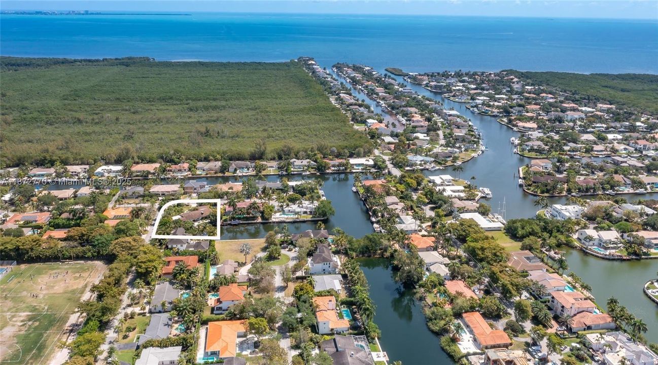 合同活跃: $3,900,000 (4 贝兹, 3 浴室, 2710 平方英尺)